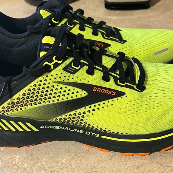 Brooks Adrenaline GTS 22 - Picture 2 of 9